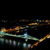 Most Wolności nocą