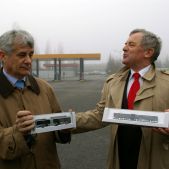 Prezes MPK z modelami Mercedesów