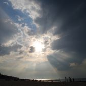 Słońce nad plażą w Kołobrzegu