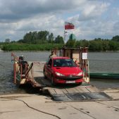 Peugeot na promie przez Wisłę
